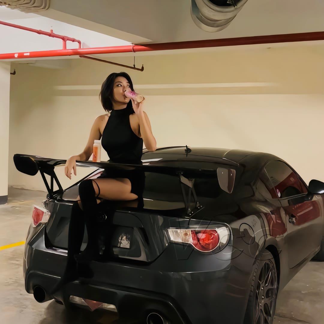 车载神曲一响起 油门踩到底 