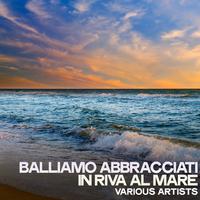 Balliamo abbracciati in riva al mare