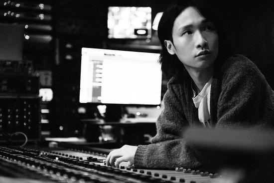 薛之谦在2015年发行的专辑《一半》,则同样收录了郭顶身兼制作人,参与