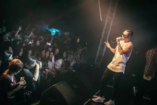 #探秘# 全能男神Dragon Pig专访 | 唱着情歌的