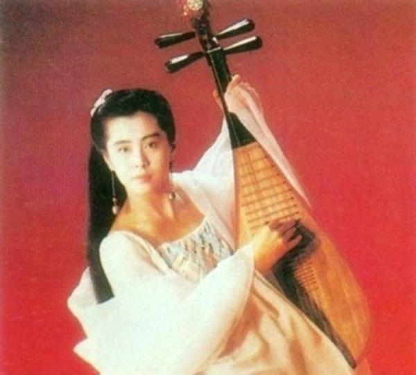 犹抱琵琶半遮面,转轴拨弦三两声,未成曲调先有情。 白居易《琵琶行》 琵琶,被称为弹拨乐器之王,虽然不知道吉他贝斯算什么,但琵琶确实是东亚传统弹拨乐器,通常有五弦和四弦之分,有两千多年的历史。古装剧里的女性角色们都非常热爱这个乐器,可能是因为抱着琵琶的时候显得脸小吧。 《新仙鹤神针》中关之琳饰演的蓝小蝶, 《鸿门宴》中刘亦菲饰演的虞姬, 《王朝的女人杨贵妃》中范冰冰饰演的杨贵妃, 《倩女幽魂》里王祖贤饰演的小倩, 个个都是琵琶高手,虽然可能没有一个人真的会弹琵琶。 就在这一众美女当中,琵琶