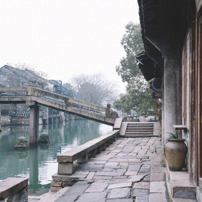 桥边封面