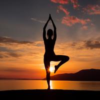 Yoga Junto Al Mar: Armonía Serena De Olas