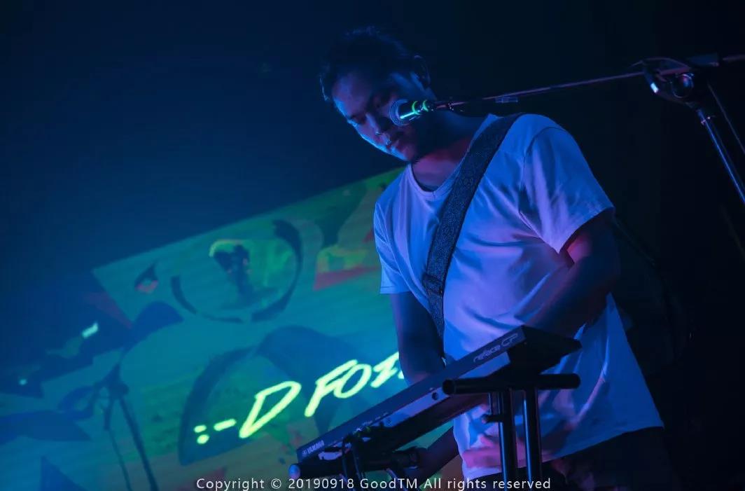 二向箔乐队:蓝色和猴子,千里马和五角星