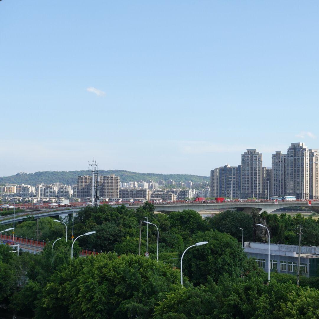 查克靠近封面