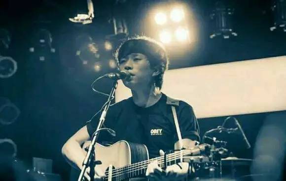 赵雷 : 成都, 一首歌 , 一段故事 , 一座城