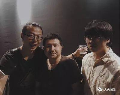 大火音乐腰乐队鸡蛋与高耸的坚墙