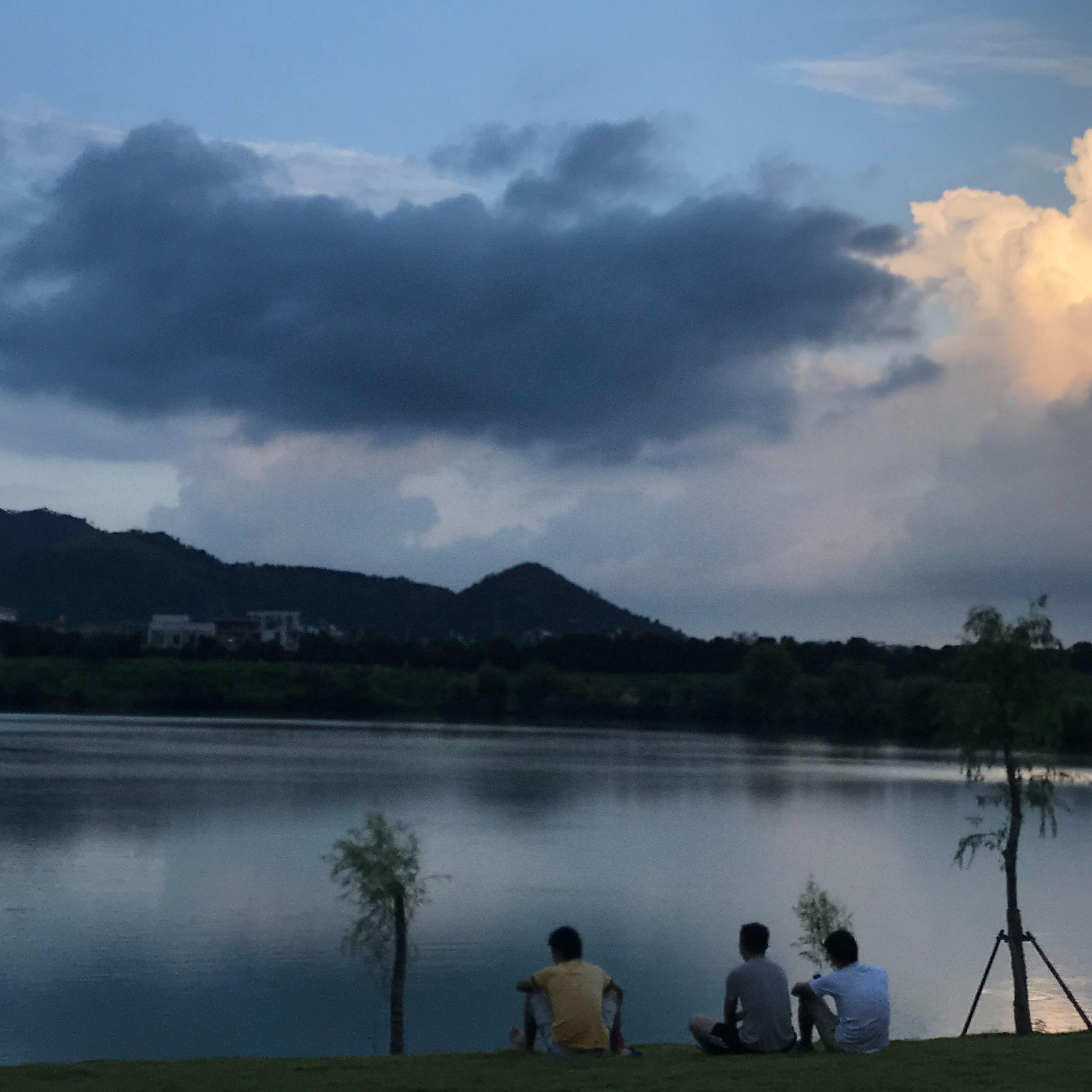 龙山低语封面