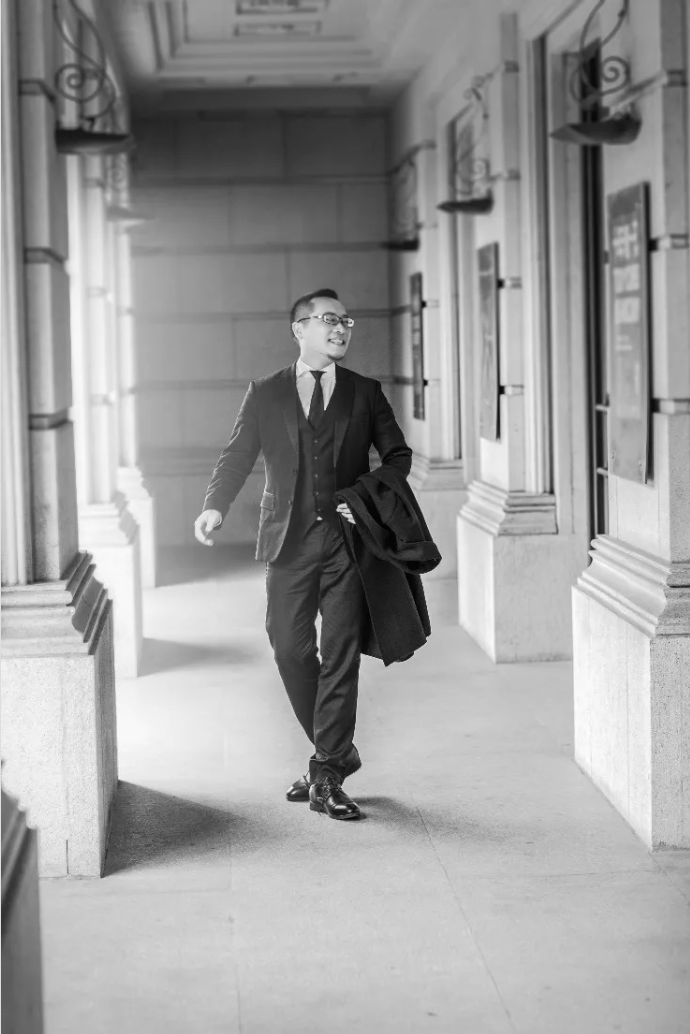 用合唱团让张士超找钥匙那个人,又写了一首让