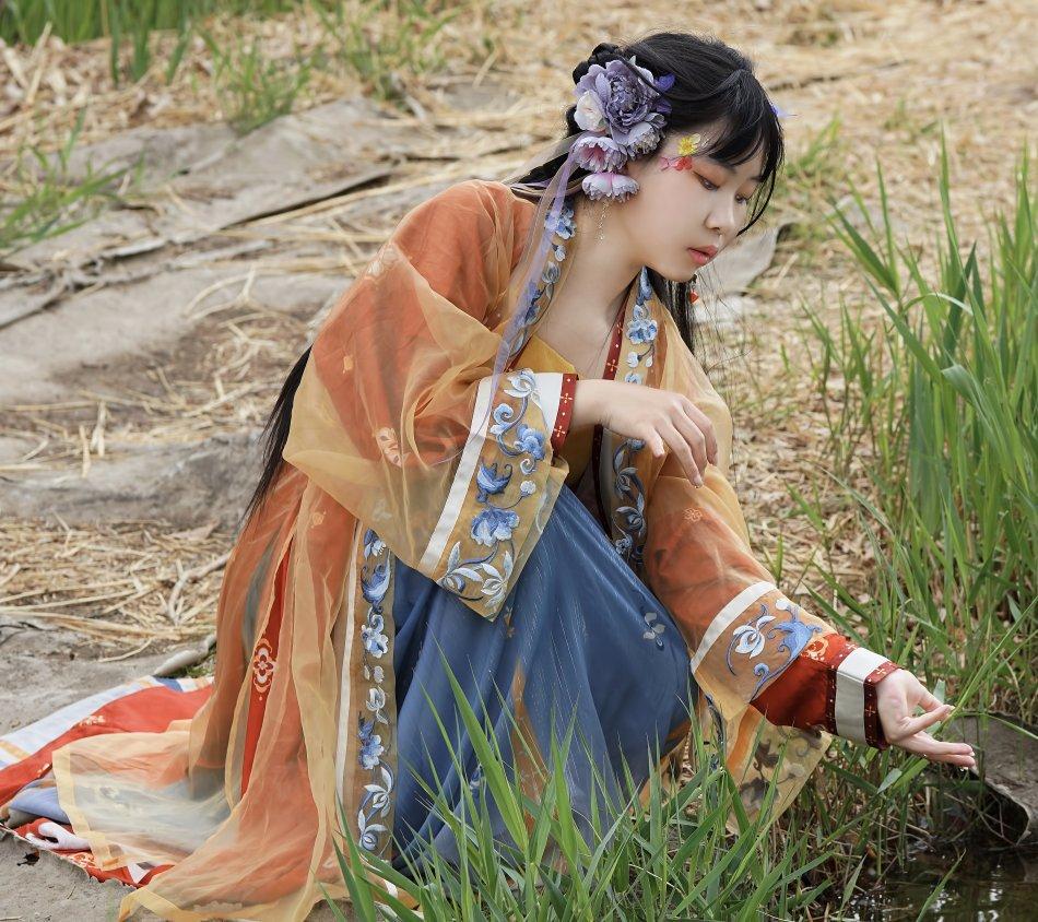 寒荔戴斗笠
