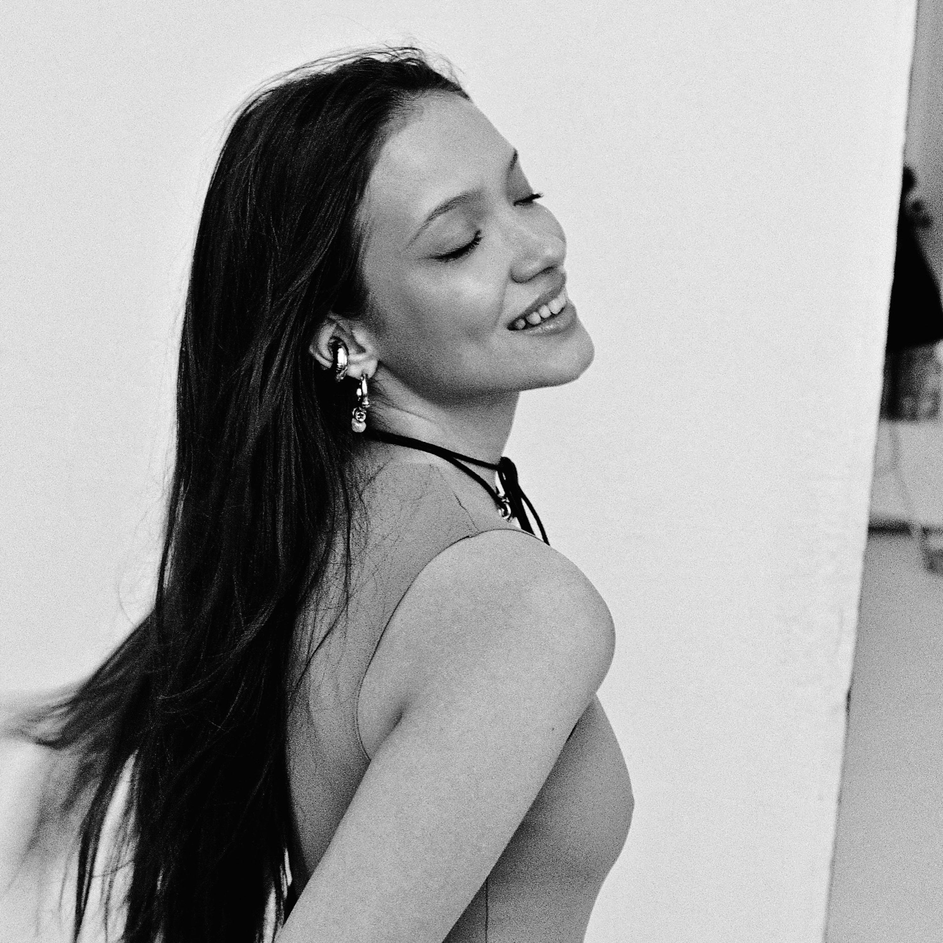 ускользает