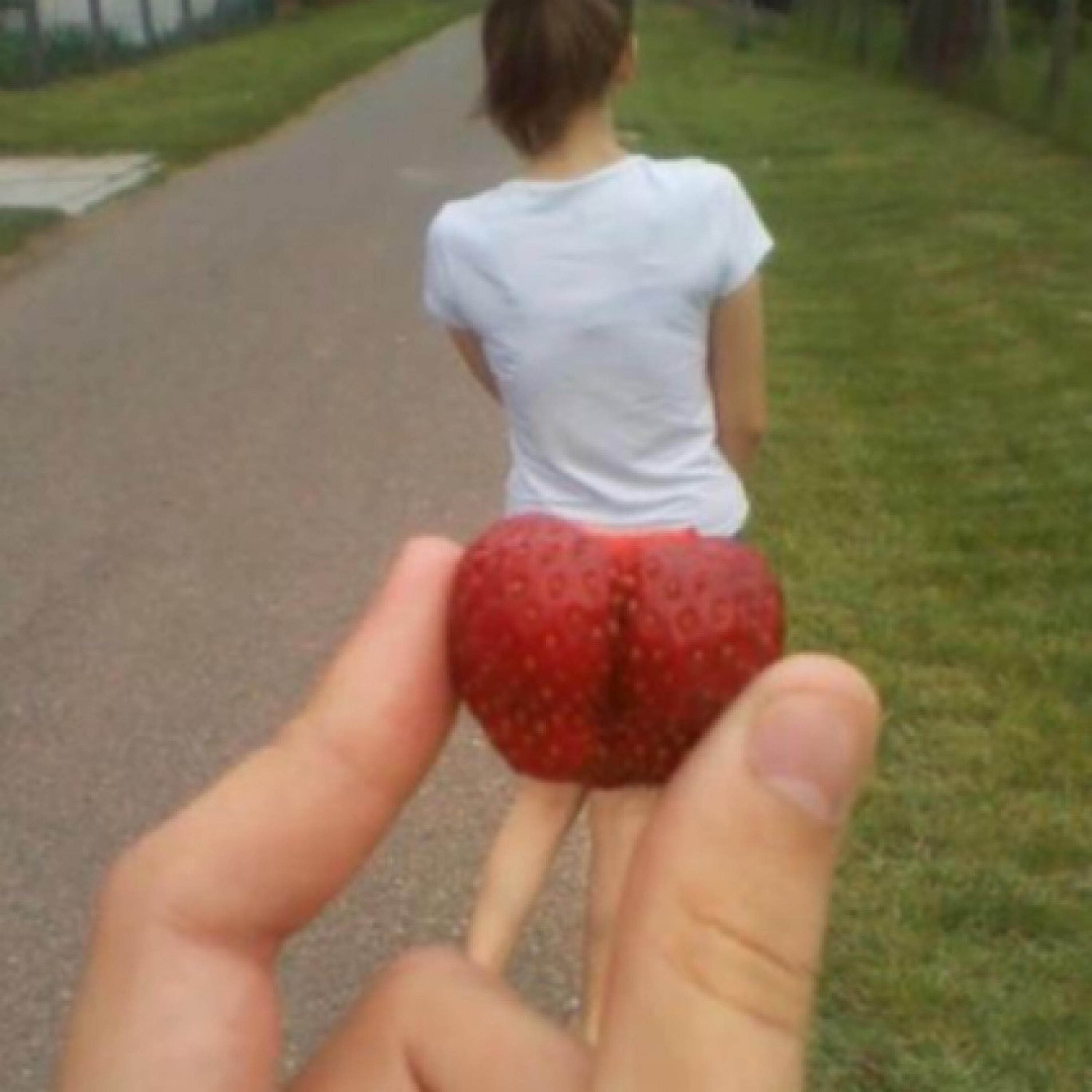 Strawberry (feat. Slamuel Jackson & Smurph)