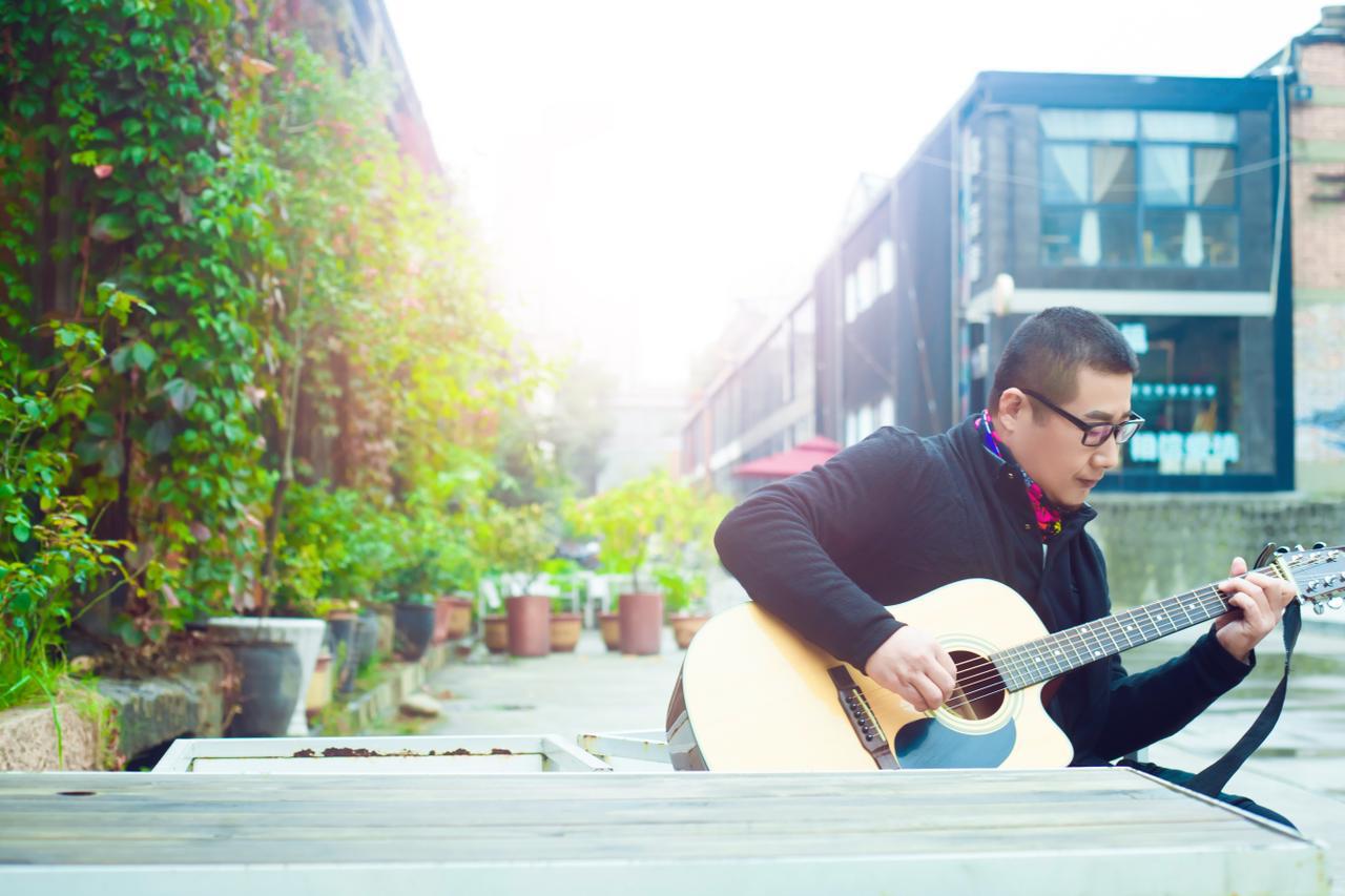 唱作人焦文泽陕西方言歌曲《老陕咥面》热辣上线