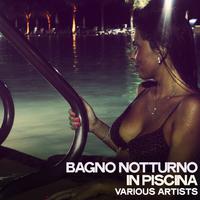 Bagno notturno in piscina