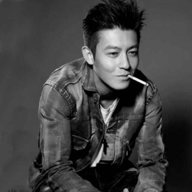 灰灰的天空空的街啊