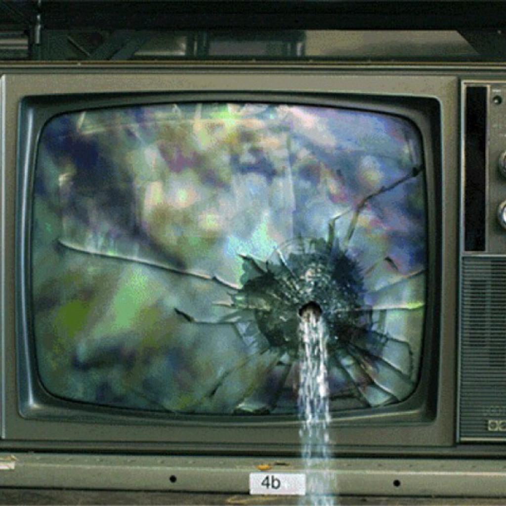 Разбитый телевизор арт