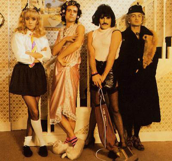 rogertaylor花花,rogertaylor 吉他手 brian may 一身睡衣长袍,格外性感;鼓手 roger taylor 化身