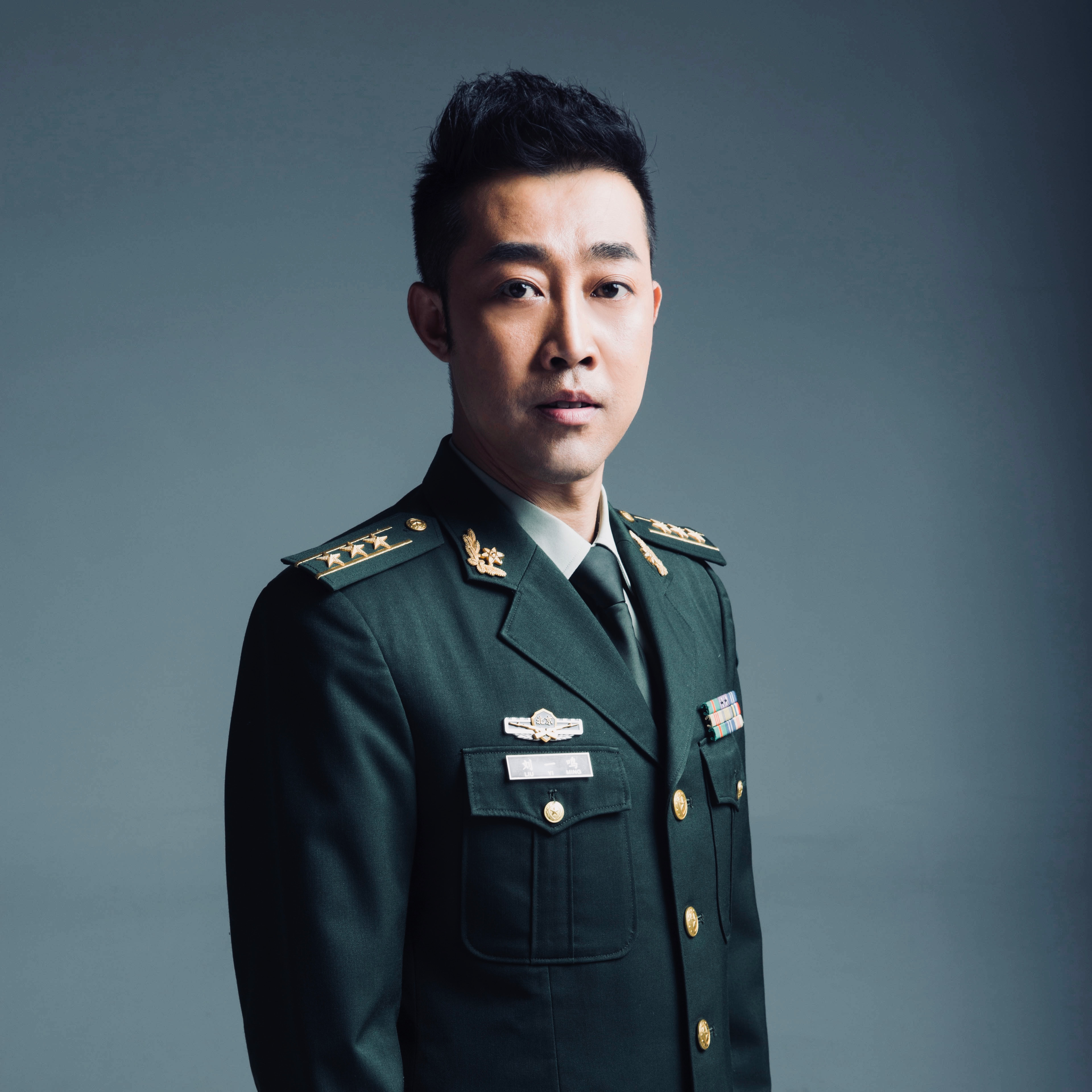 穿过军装封面