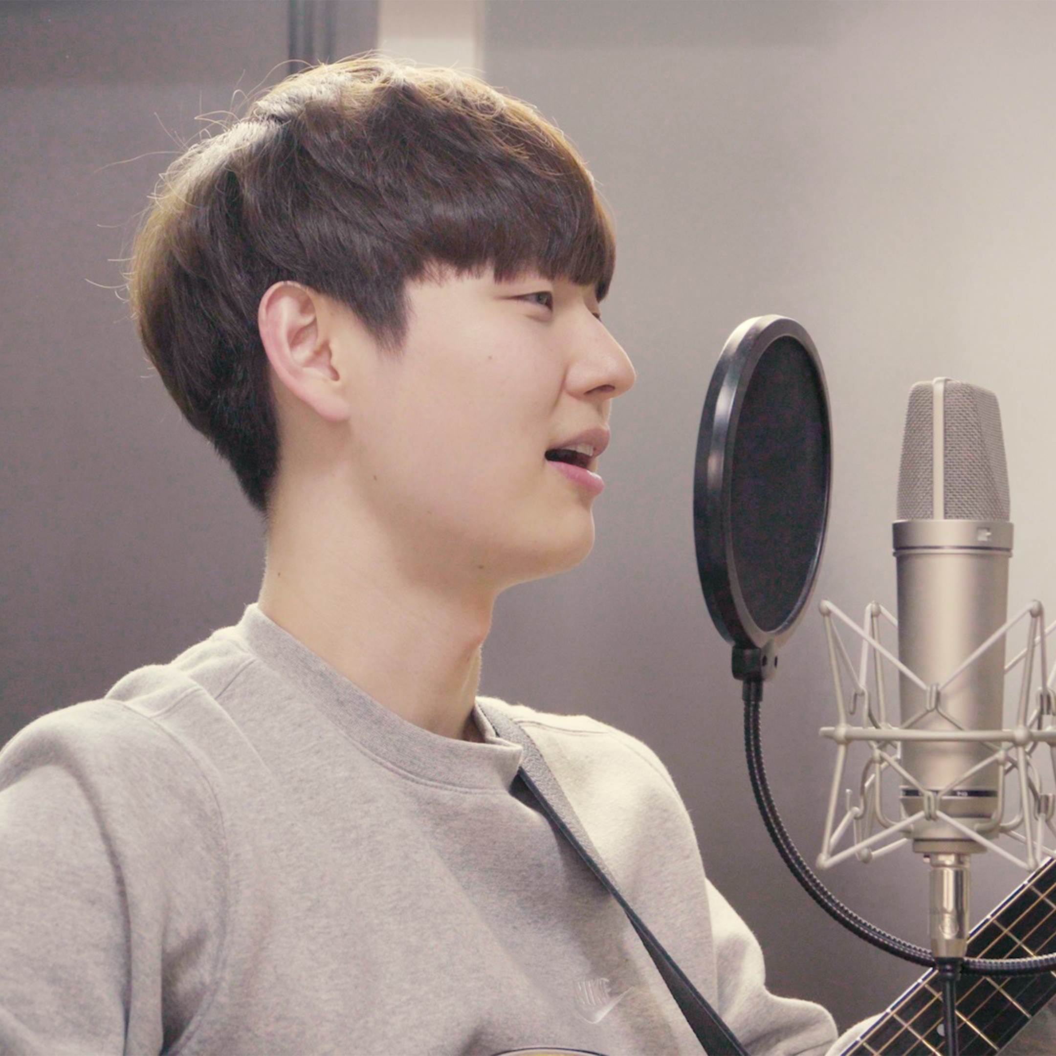 Celebrity (Acoustic)封面