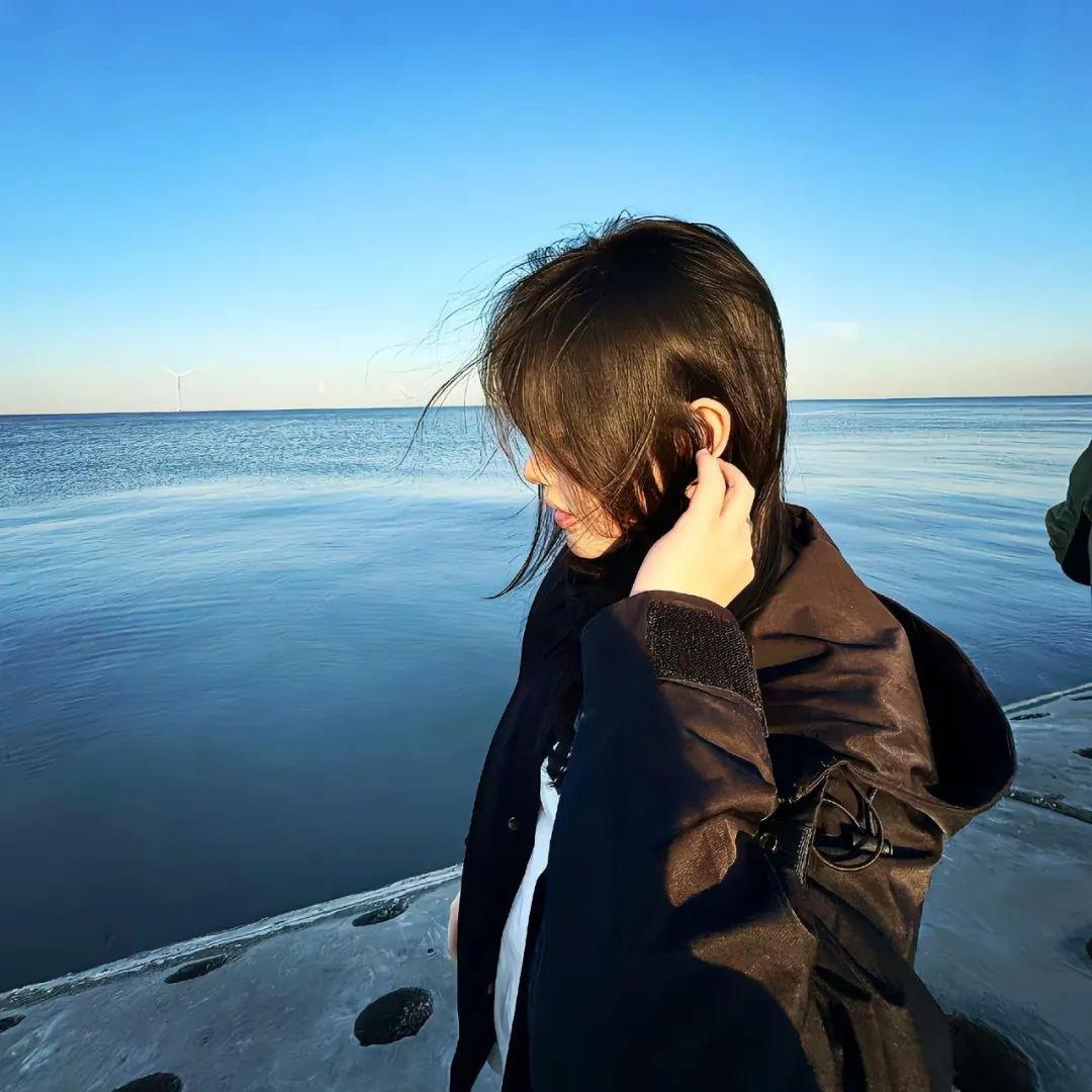 我却习惯了在黑暗中仰望