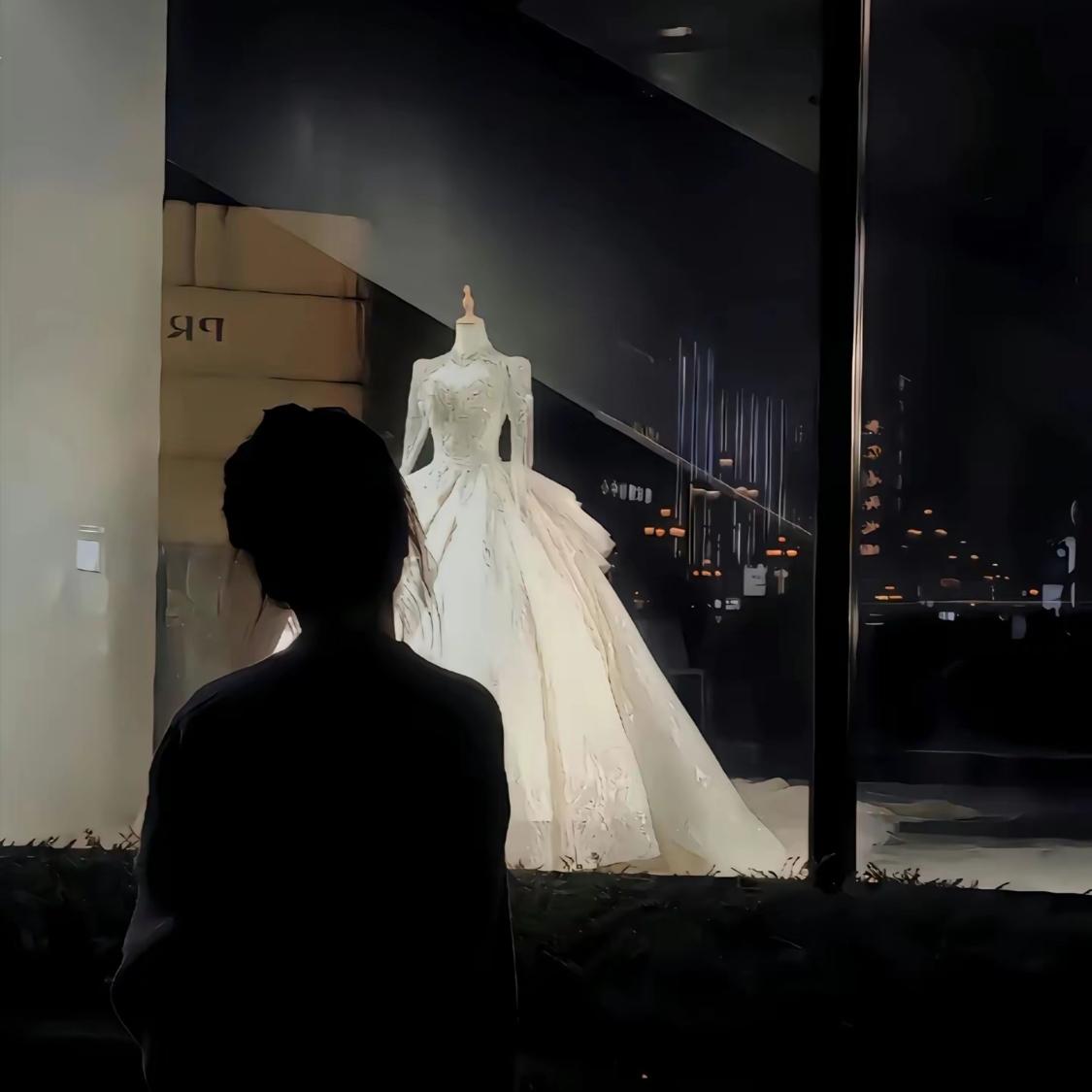 昏黄的路灯照不了整条街