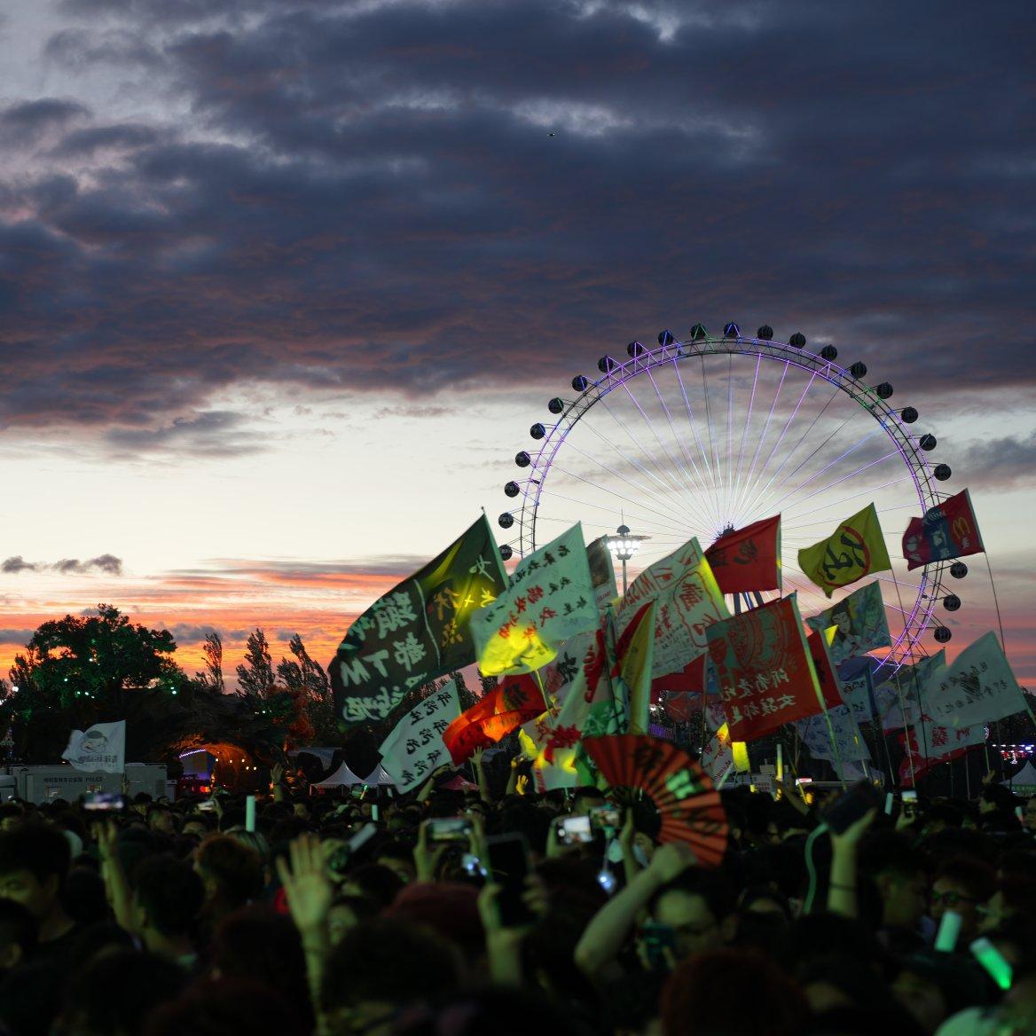 听摇滚，把头听烂，把腿听断，把钱听光