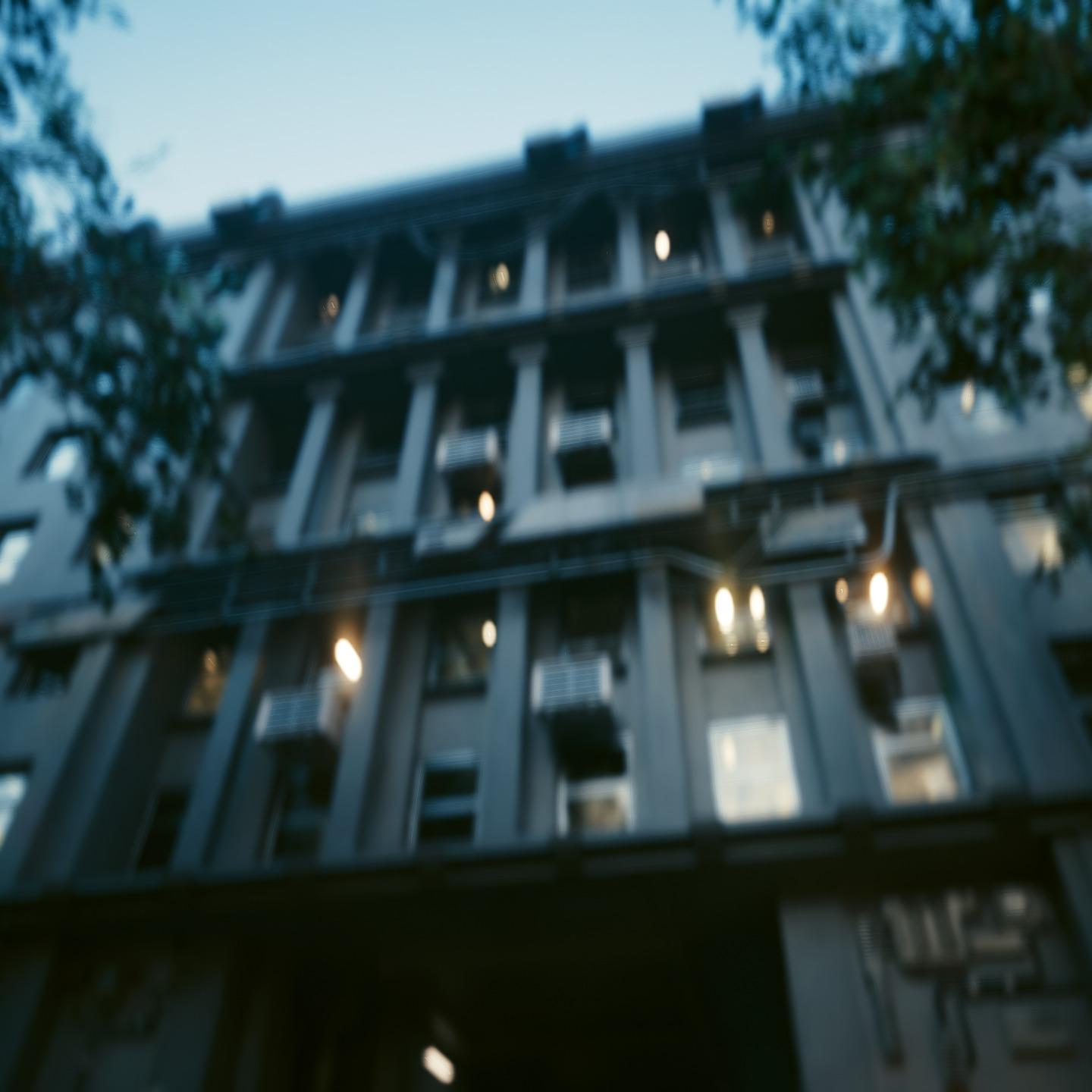 千早爱音耸耸肩