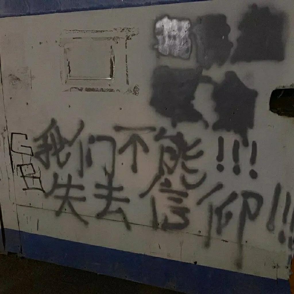 查理，你的Dave Matthews的CD落在我家里了