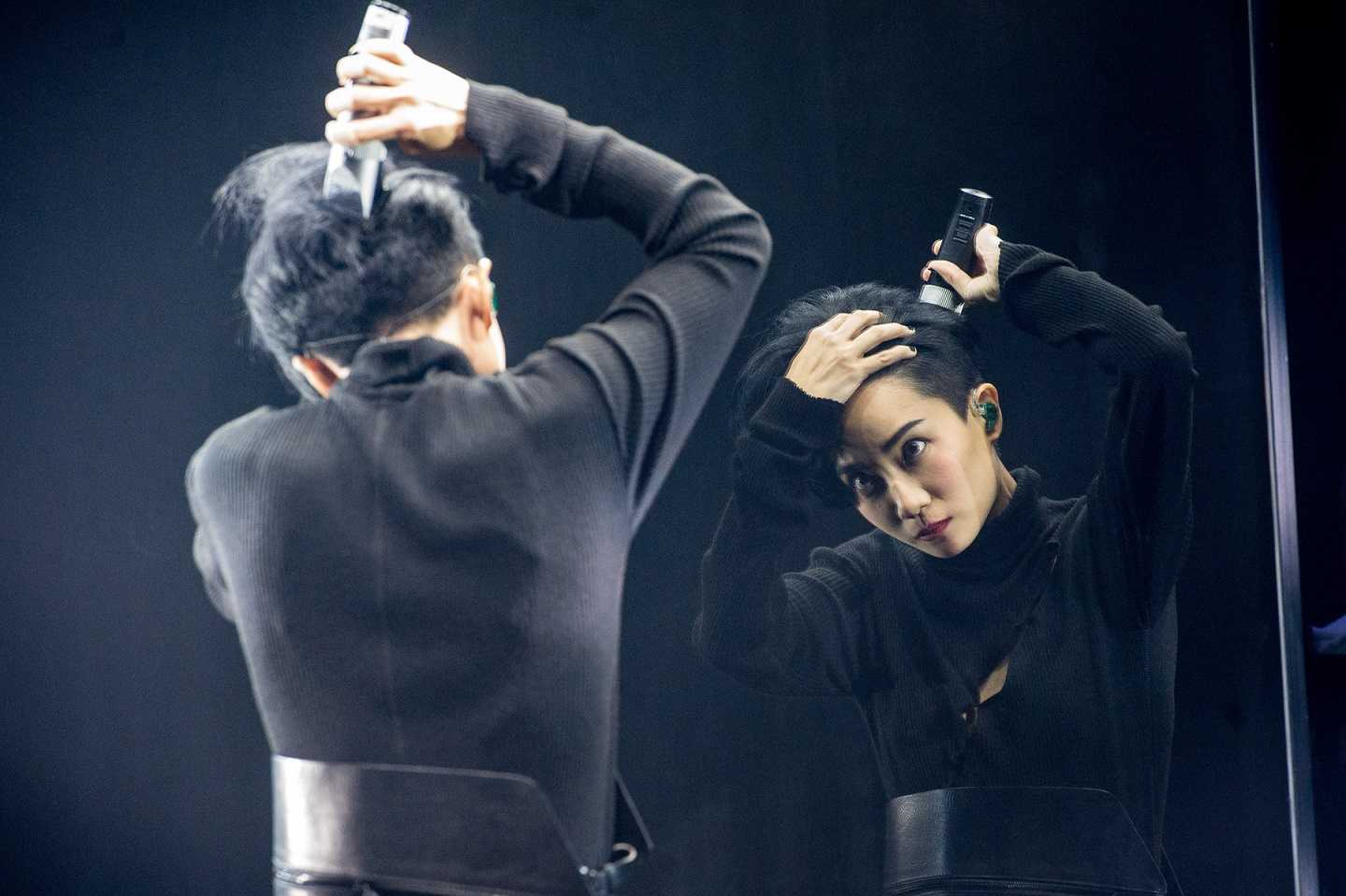 卢凯彤曲谱_卢凯彤弹吉他图片