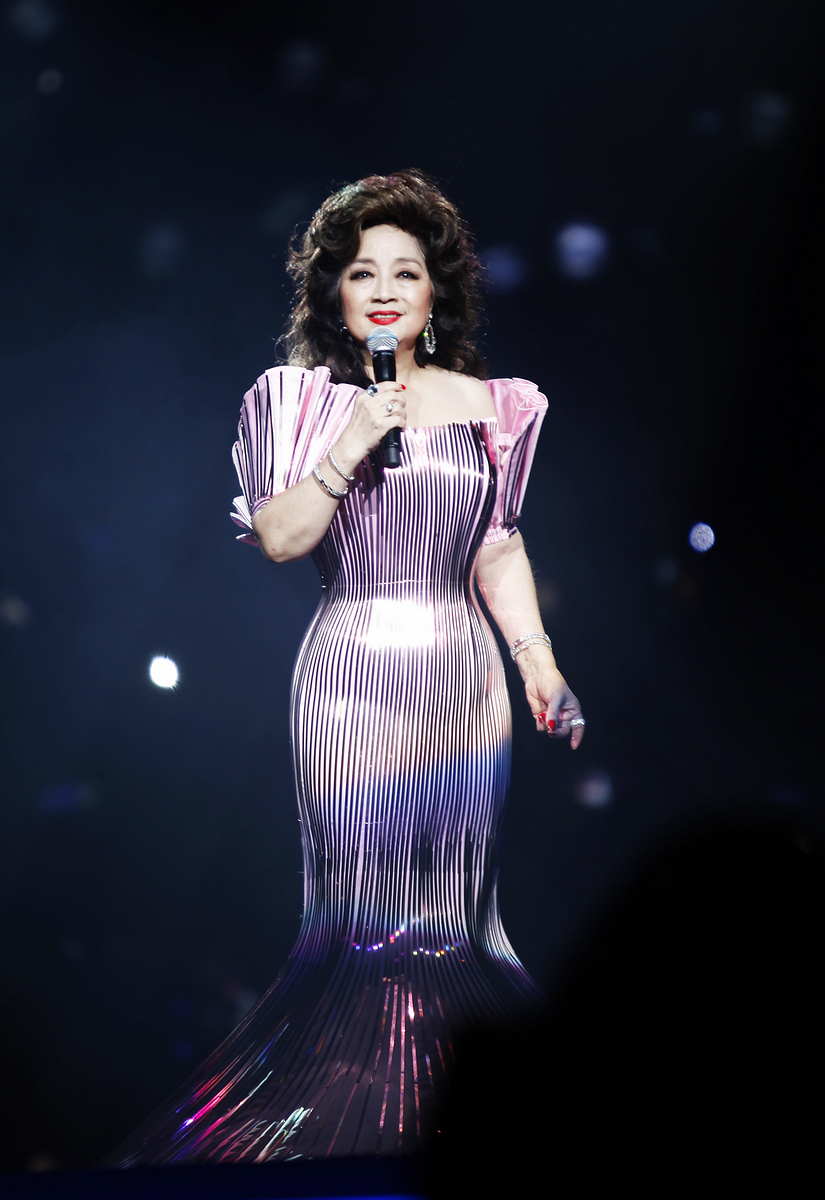 把与香港的过往放在你的歌里,我很安心 | 徐小凤40年的不老歌单