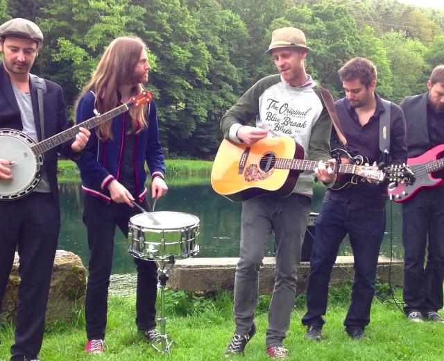 JJ and The Acoustic Machine