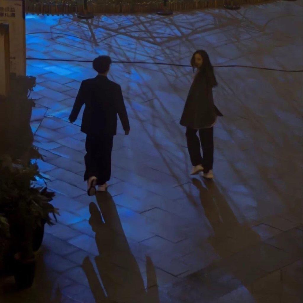 我将玫瑰藏于身后，期盼与你赴约