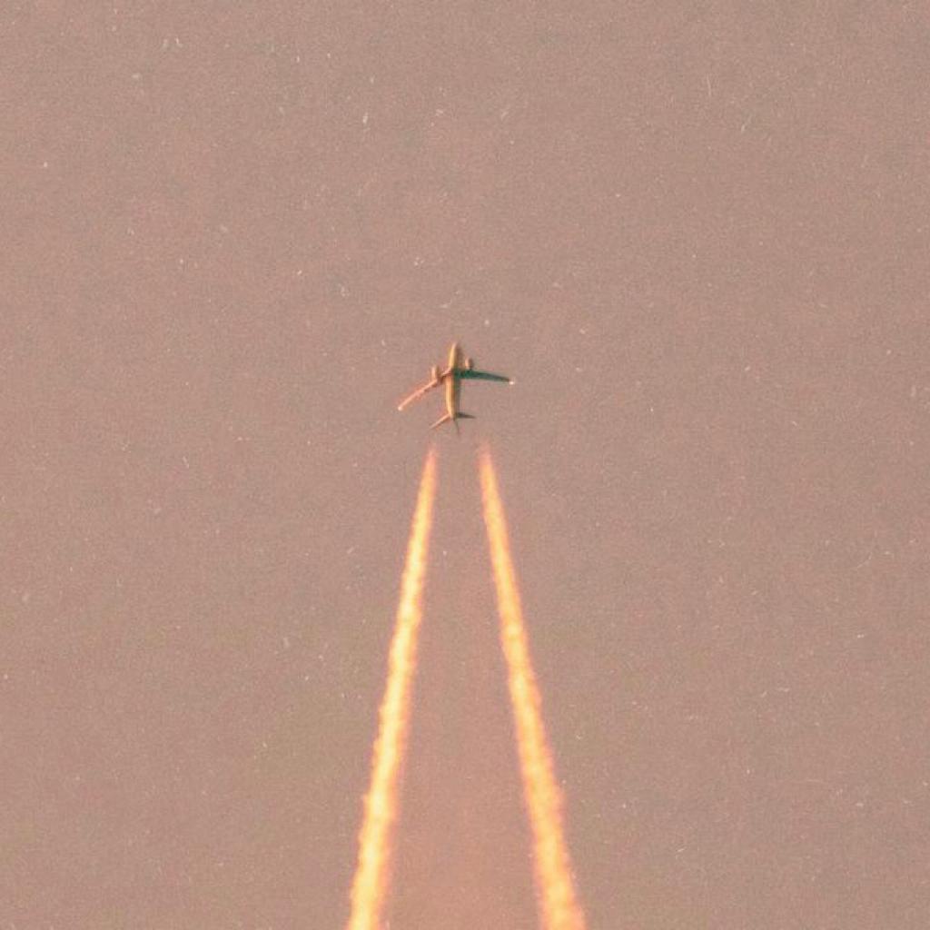 Late night flight 深 夜 飞 行