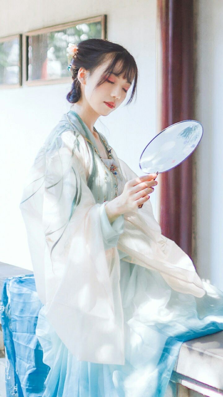 【人物】银临:裙袂不经意沾了荷香 从此坠落尘