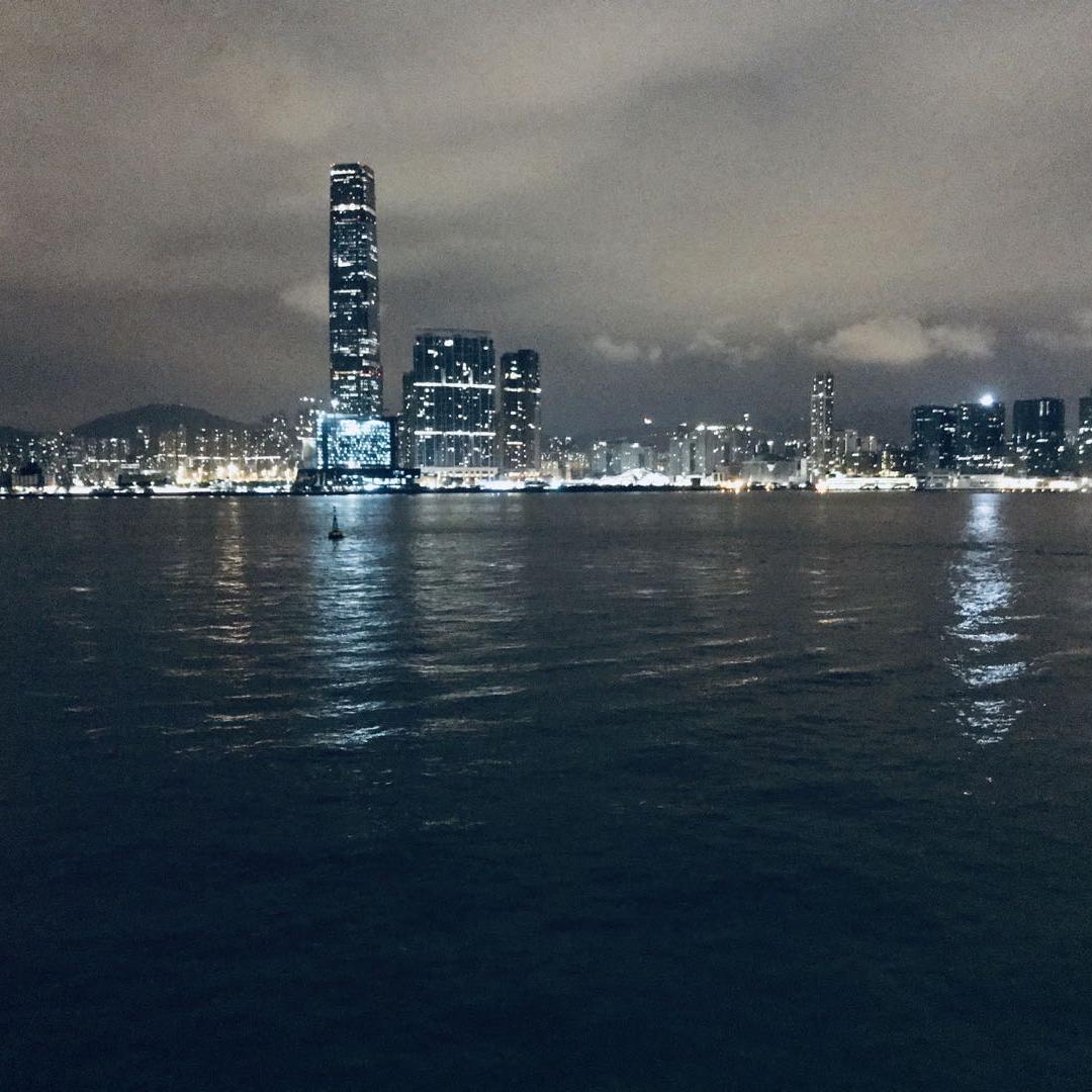 他只是经过封面