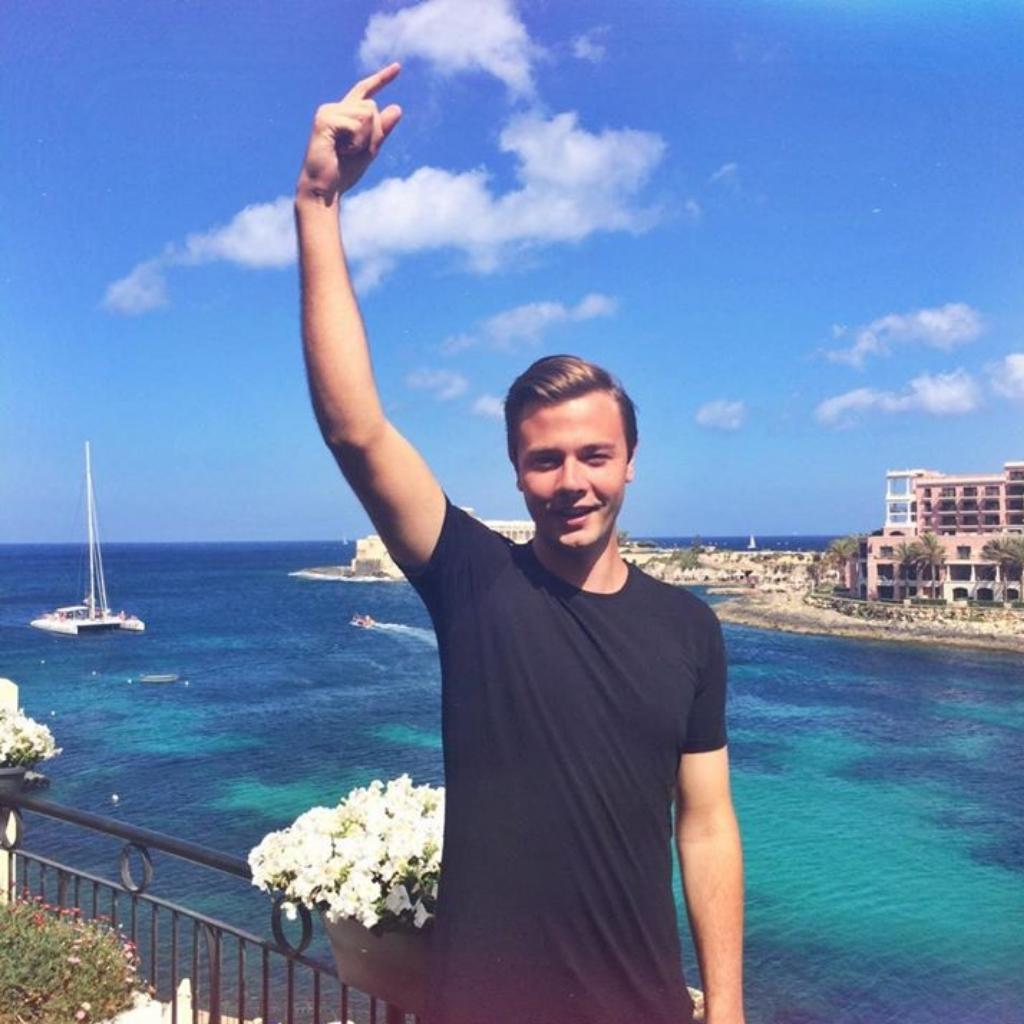 奋力爬上山巅的山羊