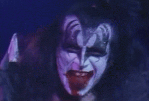 在舞台表演中,gene simmons 有时还会一边搅动自己的长舌,一边口吐