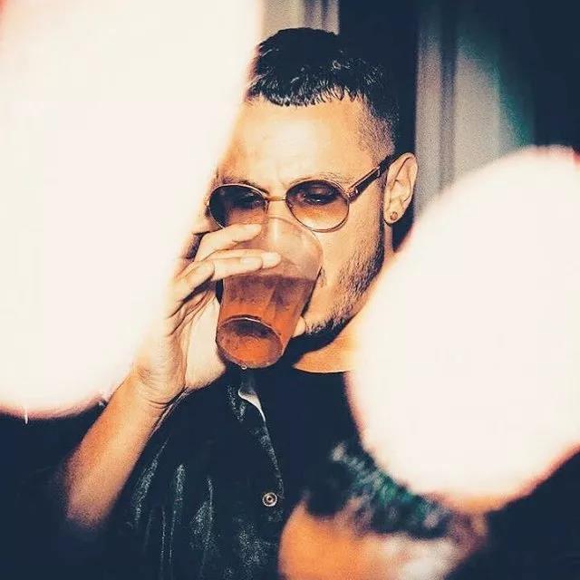 从贫民窟小混混到万人敬仰的天王巨星,他用音