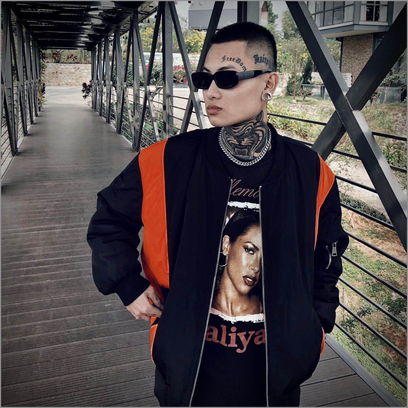 Cầm đầu thiên hạ