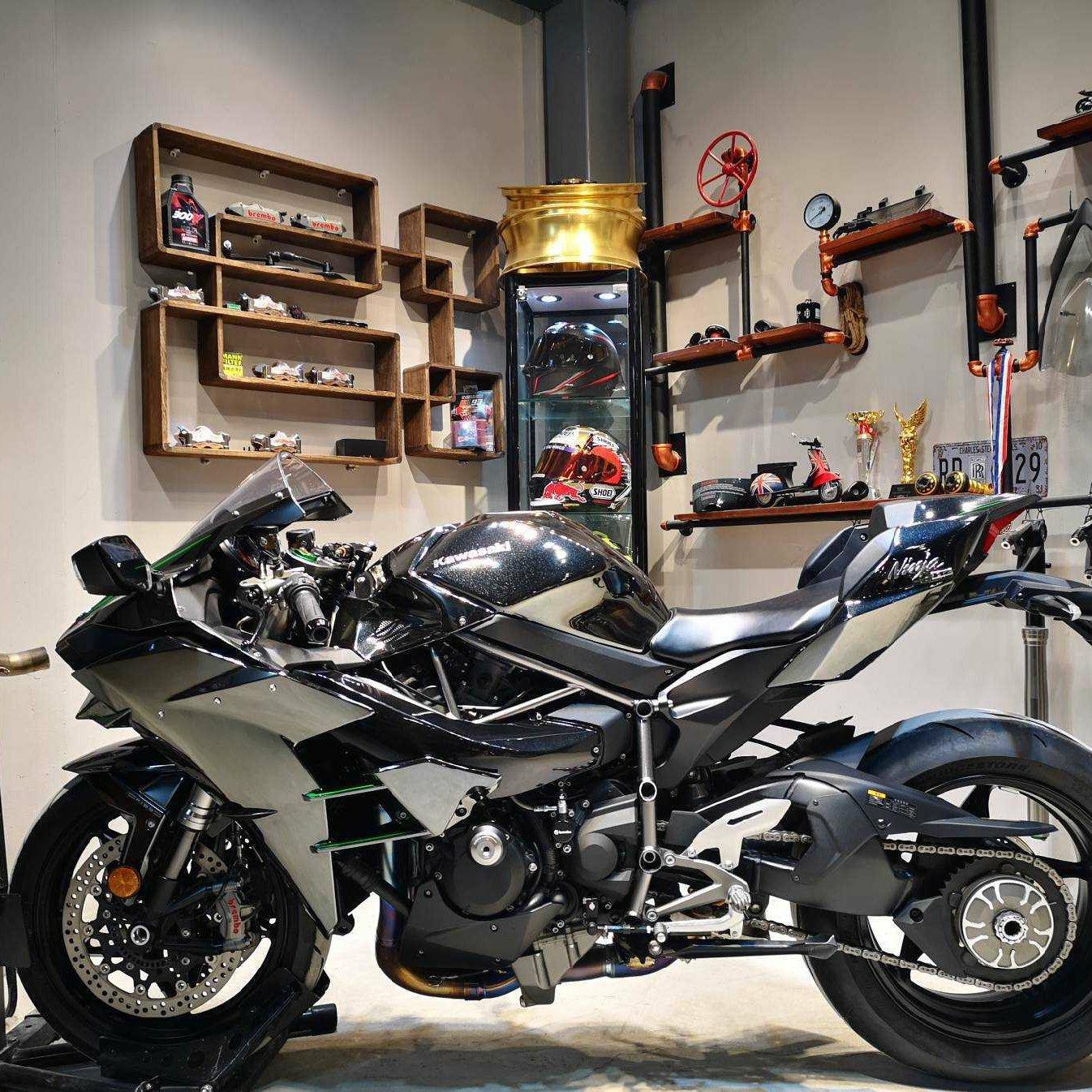 跨上摩托车的那一刻开始！世界都是我们的！