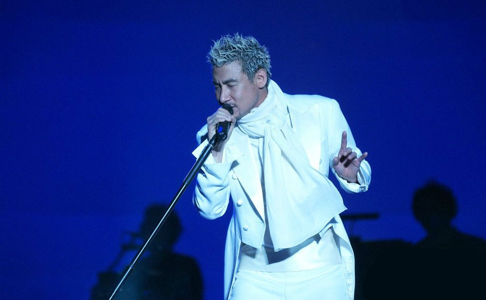 歌神爱翘兰花指,摇滚之父苦练鸭子步--我有特殊的唱歌姿势!