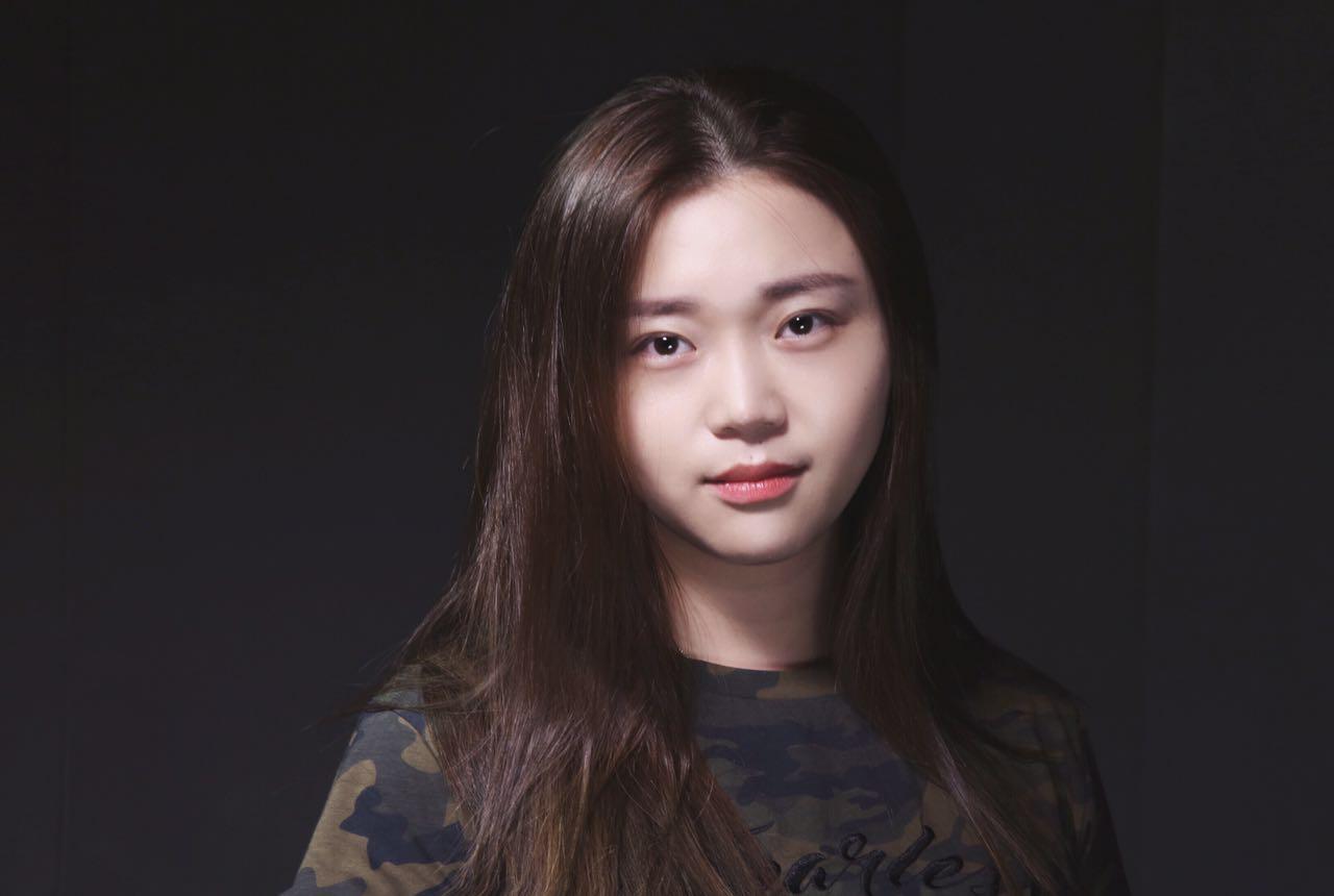 冯小刚17岁养女晒写真，徐朵美得像女明星，因争议删除与爸爸合影 -6park.com