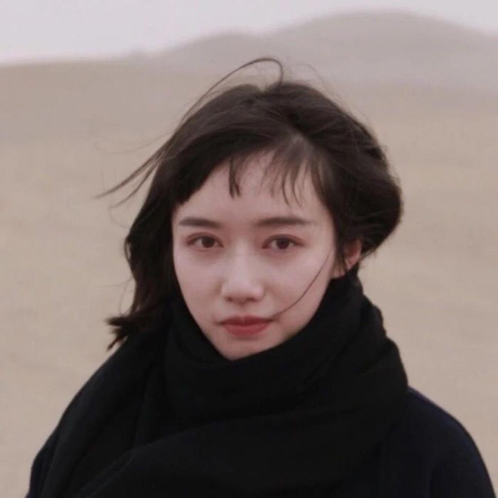 她整晚在写信纸