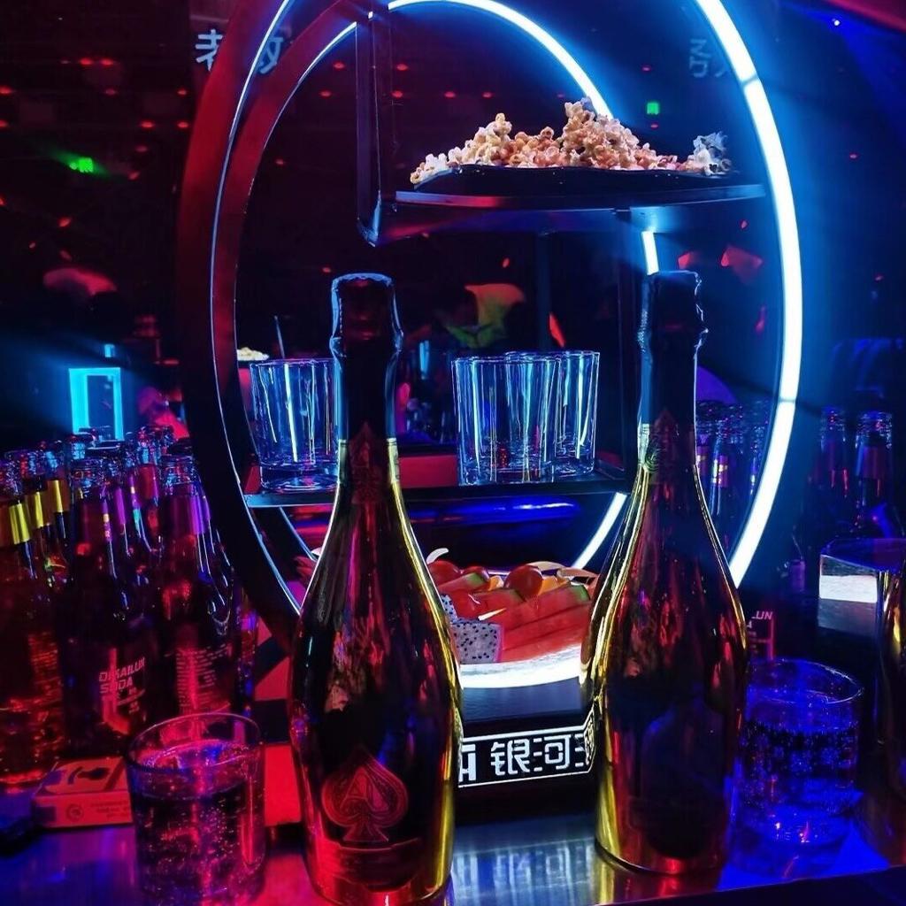 一进酒吧就开始听歌识曲，原声现场身临其境