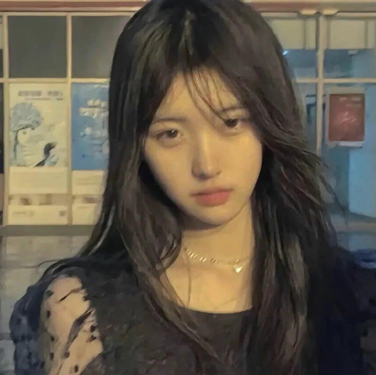 “她永远一身校服干净的站在我的青春里”