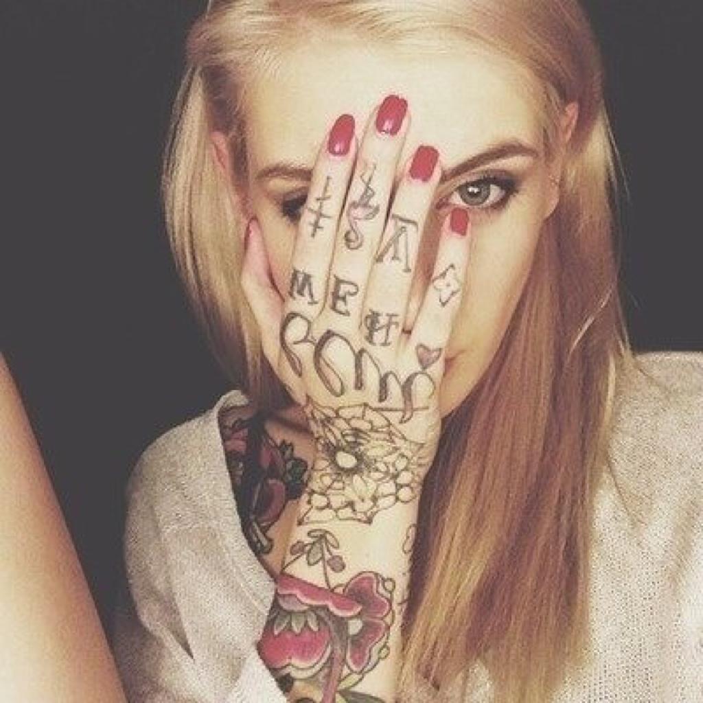 Татуировка лицо девушки на руке