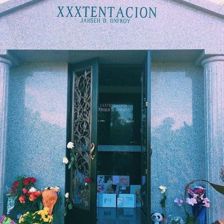 在鲜花的簇拥下死去
