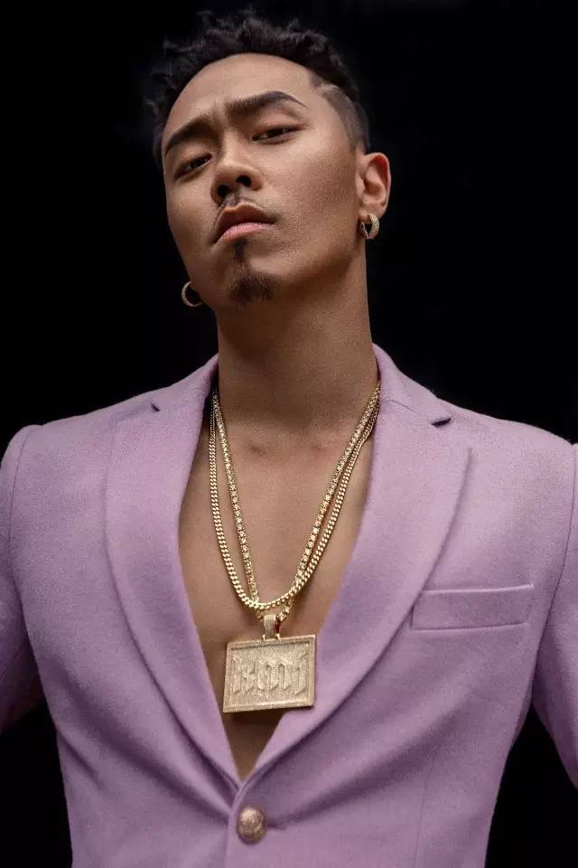 探秘# "全能男神"dragon pig专访 | 唱着情歌的肌肉男