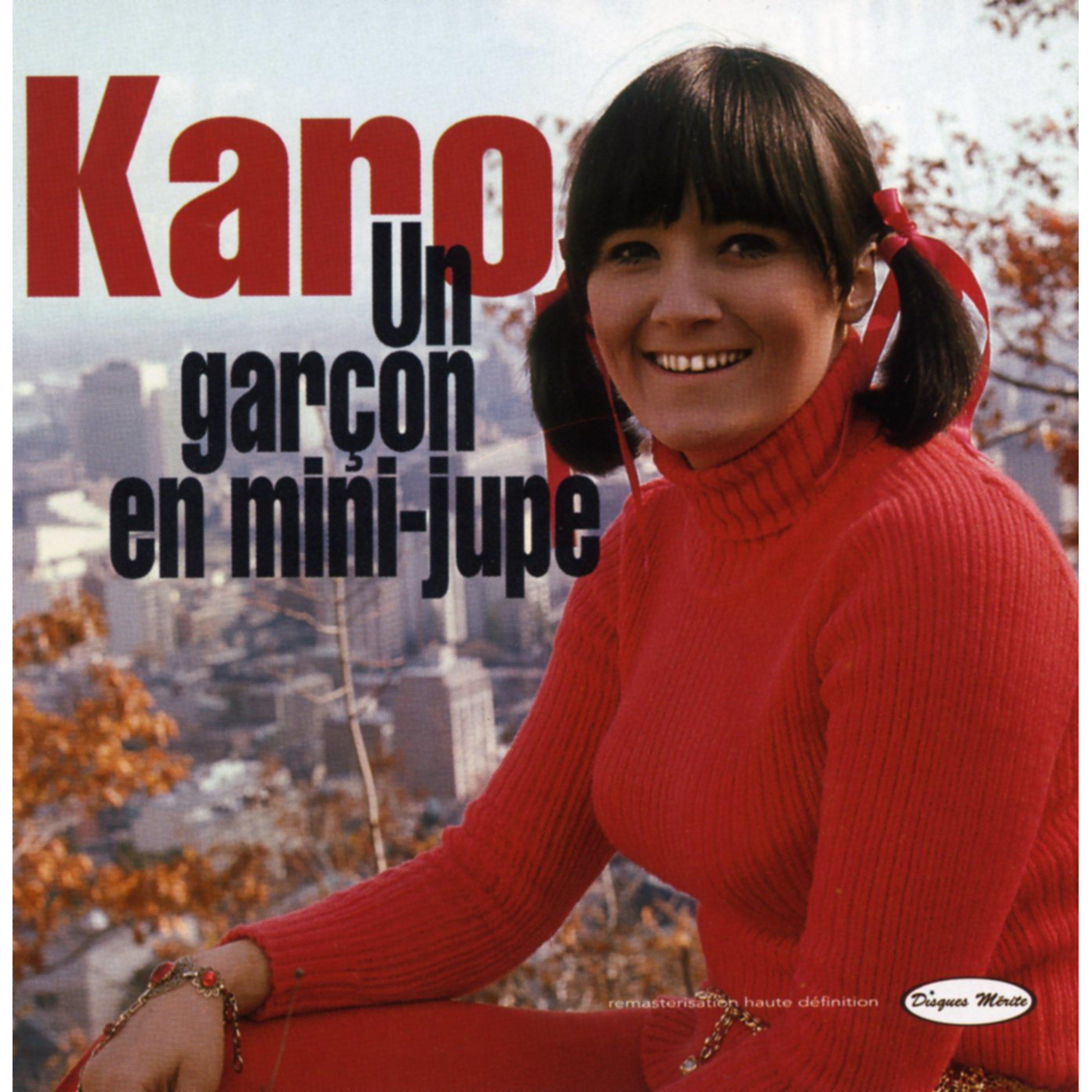 Un garçon en mini-jupe