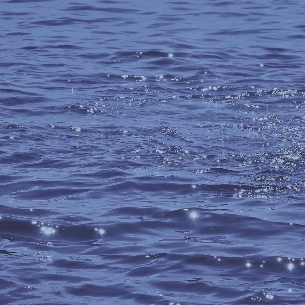 飘浮在海平面上